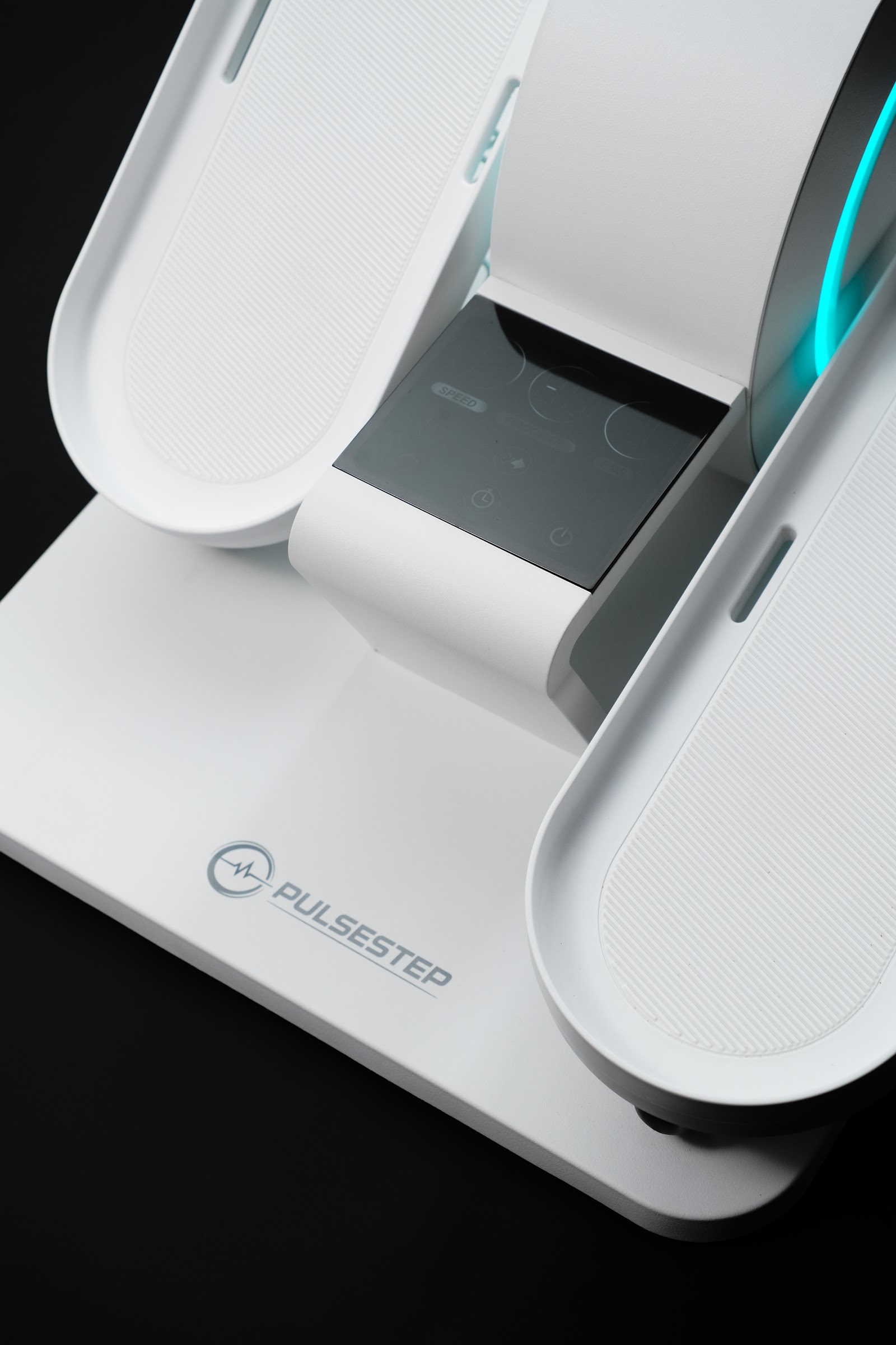 Pulse Step — Control at a glance: Angled view of the pedals, panel and stabilising base.