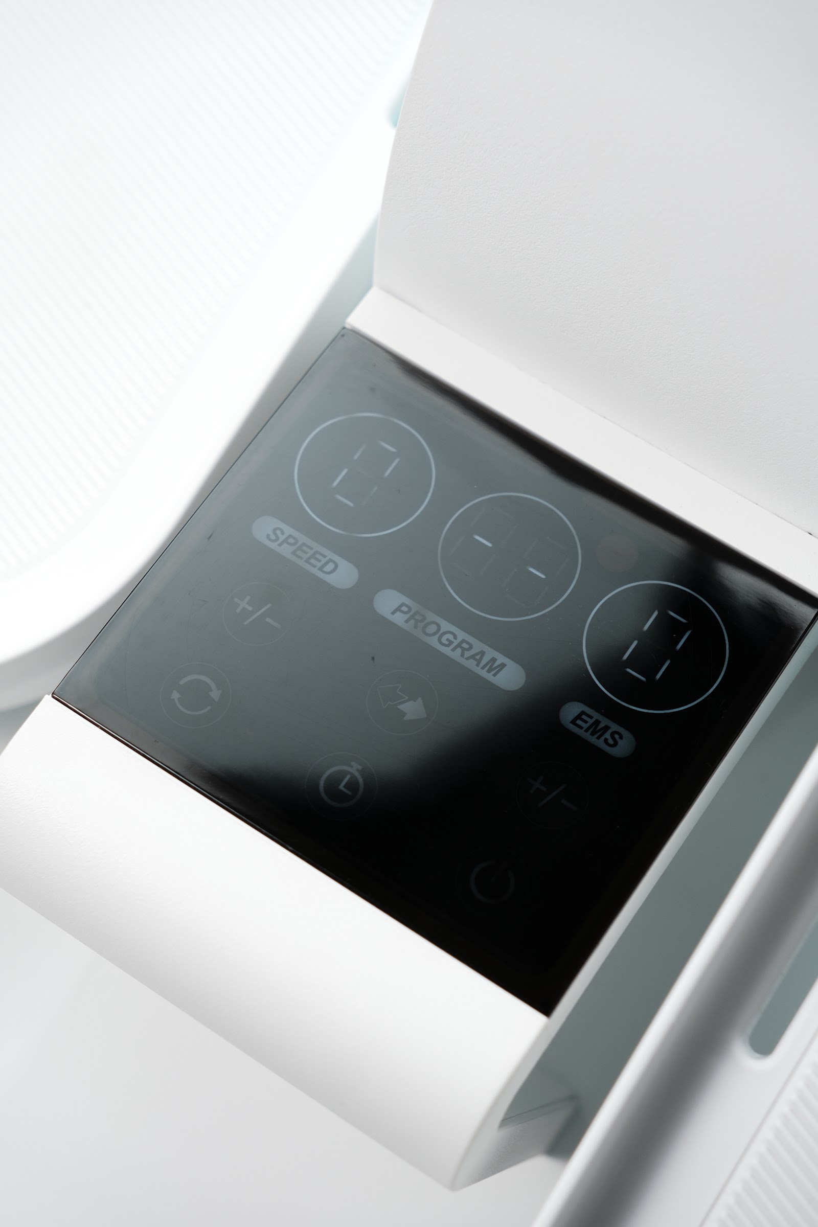 Pulse Step — Touch panel: Speed, program, timer and EMS controls in one place.