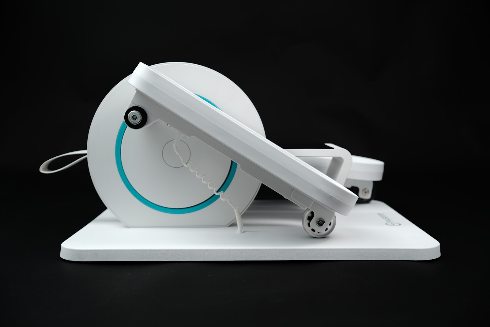 Pulse Step — Full profile: Low-profile base with the signature cyan pulse ring.